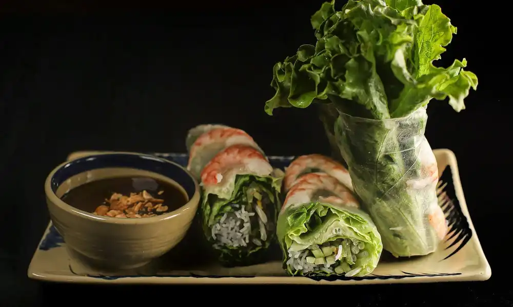Salad Fresh Rolls - Choice of Prawns, Grilled Chicken or Grilled Pork (2 Rolls)